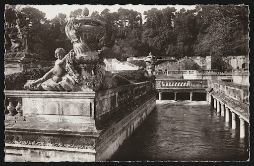 Carte postale de Nîmes. Les jardins de la Fontaine Verso