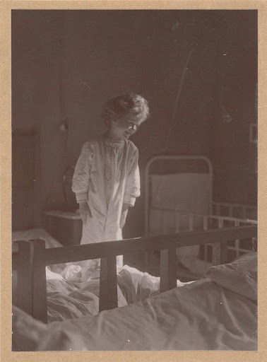 Eckart Titzenthaler, zoon van de fotograaf, in de slaapkamer van het woonhuis in de Friedrichstrasse, Berlijn