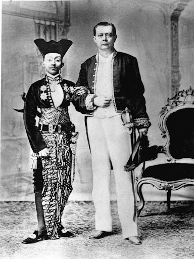 Studio portrait of Paku Buwono X, Susuhunan of Solo, and Resident Willem de Vogel