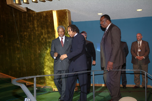 Gilberto Gil com o então secretário-geral das Nações Unidas Kofi Annan, na sede da ONU