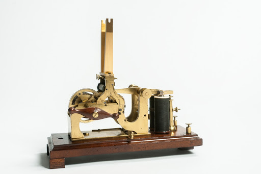 Stiftschreiber / Reliefschreiber mit Gewichtsantrieb in der Bauart der Linie Hamburg-Cuxhaven