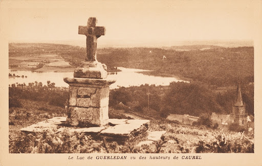 Le Lac de GUERLEDAN vu des hauteurs de CAUREL