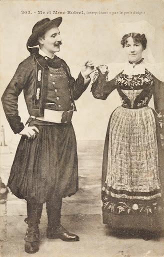 Mr et Mme Botrel, interprétant 'par le petit doigt'