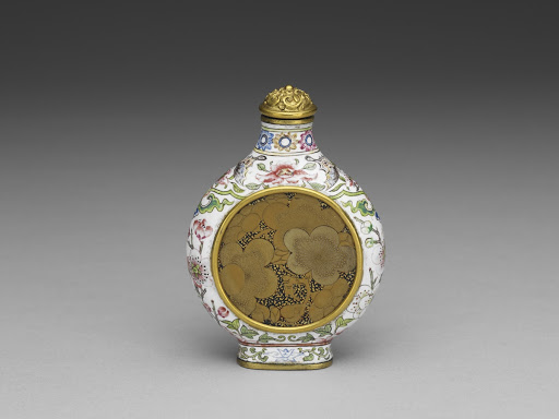 Copper-body Painted Enamel Snuff Bottle with a Maki-e Floral Lacquer Inlay