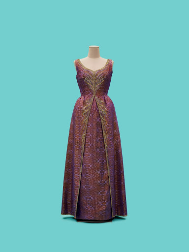 ฉลองพระองค์ชุดราตรี พ.ศ. ๒๕๒๒