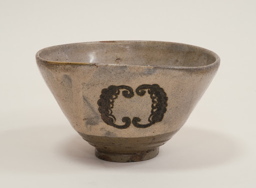 Tea bowl with family crest design