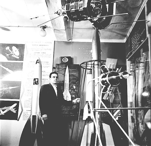 Лётчик-космонавт СССР В.М. Комаров в Доме-музее К.Э. Циолковского во время съёмок документального фильма «Впереди века»