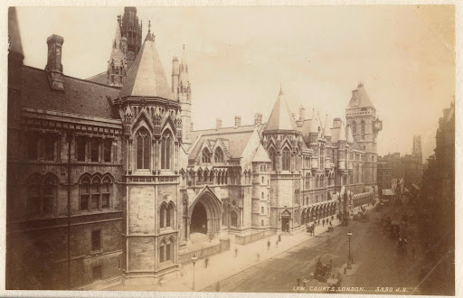 Gezicht op de Royal Courts of Justice aan Strand in Londen