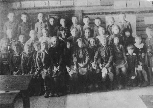 Children form the Syberian forest settlement no. 109. In the circle Alfreda Ferschke.