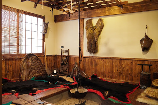 マタギ資料館 熊の毛皮やミノなど、マタギの道具