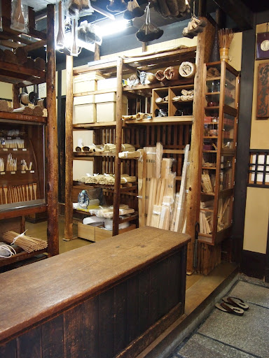 Tokuda Shoten, a store specializing in the embroidery tools in Kyoto