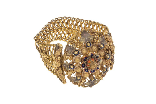 Pair of bracelets One bracelet