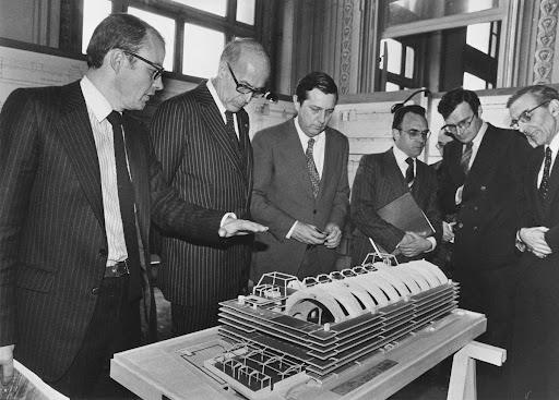 Le président de la république Valery Giscard d'Estaing devant la maquette de l'un des projet pour le futur musée d'Orsay
