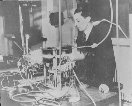 Frédéric Joliot devant la chambre de Wilson au Collège de France