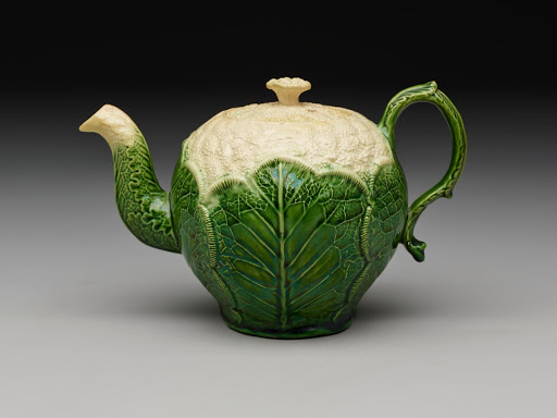 Teapot with lid