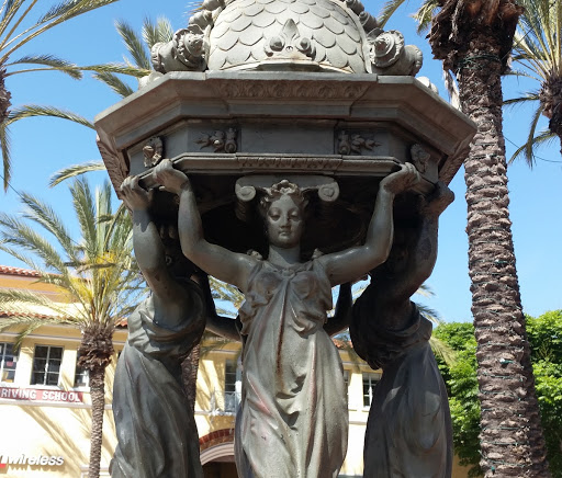 Wallace Fountain / Fontaine Wallace