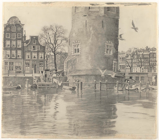 De voet van de Montelbaanstoren vanaf het water van de Oudeschans