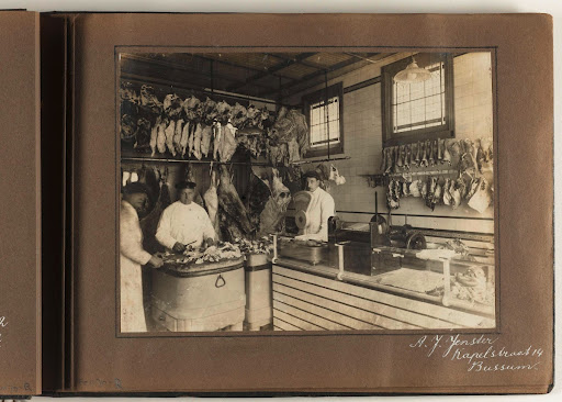 Interieur van de slagerij van A.J. Jenster, Kapelstraat 14, Bussum, Nederland