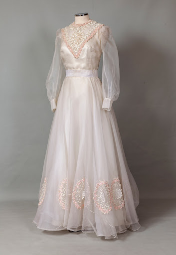 Wedding dress and wedding photograph Wedding dress