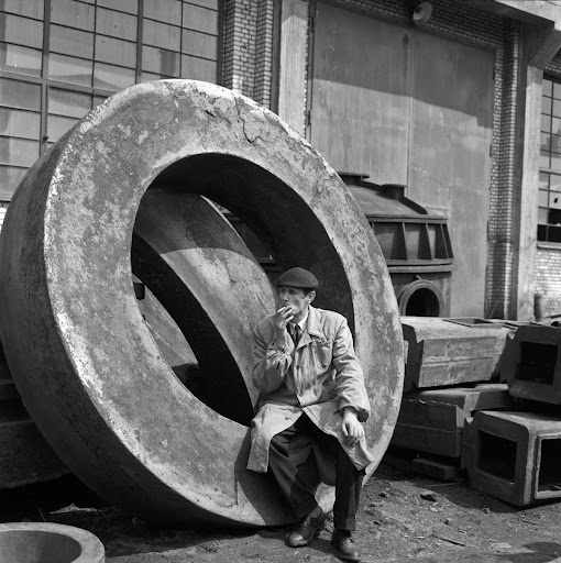 Pracownik na tyłach Fabryki Wyrobów Metalowych "Rafo" (obecnie "Rafamet") w Kuźni Raciborskiej