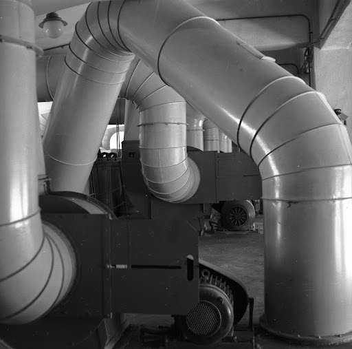 Wnętrze hali z rurami transportującymi, młyn w Szymanowie