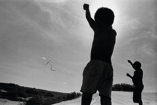 Children playing with kites at Piauí