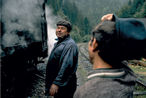 Technical train stop in Făina: a small talk with the loco driver shortens the waiting.