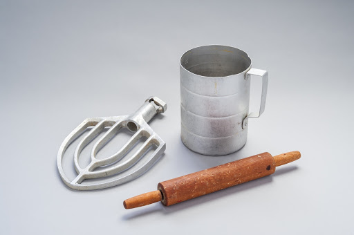 Rodillo de amasar, jarrón y paleta del mezclador