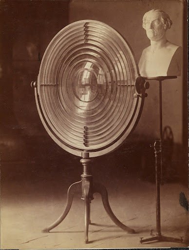 Photograph of a Fresnel lens used by Melloni and a bust of Melloni