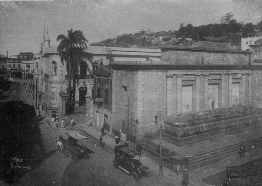 Fachada Frontal e lateral do Chafariz do Largo da Carioca