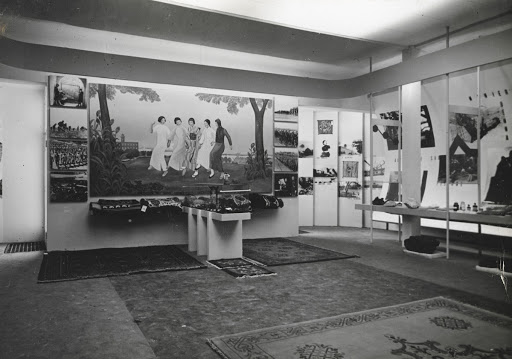 Sala interna del padiglione del Manciukuo alla Fiera Campionaria di Milano del 1940