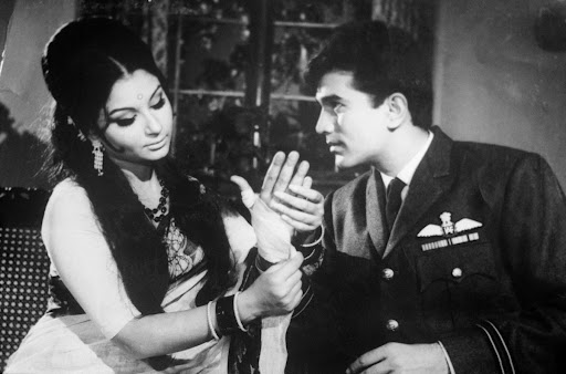 Film still of Sharmila Tagore and Rajesh Khanna in Aradhana