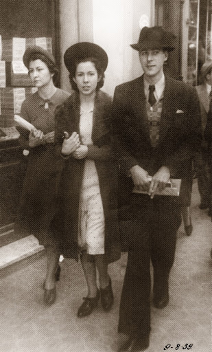 Eunice, Maria and Iberê Camargo walking on Rua da Praia