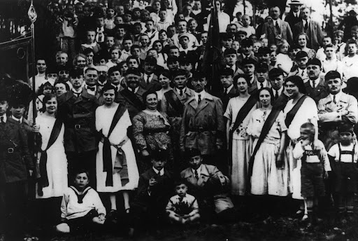 Kurt Schumacher mit Mitstreiter_innen des Reichsbanners Schwarz-Rot-Gold in Stuttgart