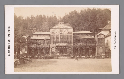 Gezicht op een koffiehuis in Karlovy Vary, Tsjechië