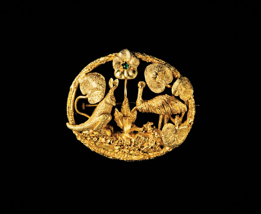 Openwork gold brooch with emerald