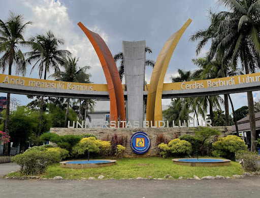 Gerbang Utama Kampus Budi Luhur (Tiga Pilar Kebudiluhuran)