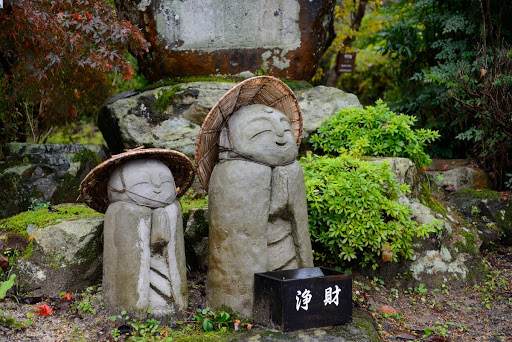Jizo wearing Shikano sedge hats
