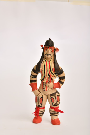 BONECO COM MÃO NO ABDÔMEN E NA PERNA – REPRESENTAÇÃO MASCULINA.