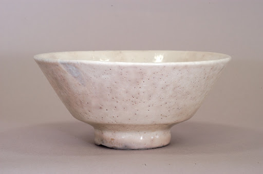 Tea bowl of Kohiki type