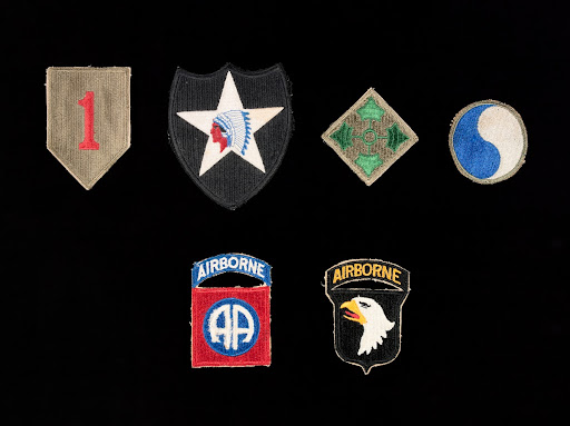 Insignes des 1ere, 2e, 4e, 29e divisions d'Infanterie US, 101e et 82e Airborne Division