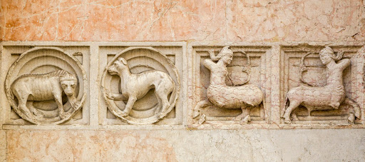 Zooforo esterno con animali fantastici: gatto, cane e due centauri.