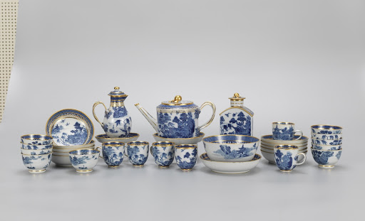 Gilded blue-and-white tableware set with landscapes and pavilions