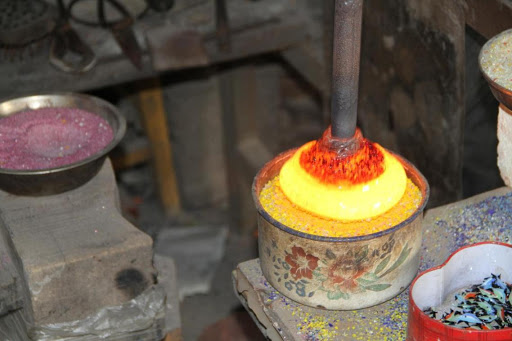 Production Process of Boshan Colored Glaze Flower Ball: Applying Material Again - 1