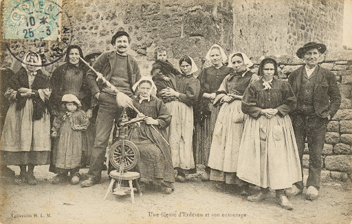 Une fileuse d'Erdeven et son entourage
