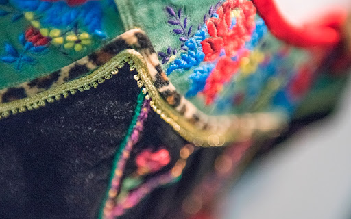 Besticktes Leibchen, Detail (Designerin: Sandra-Janine Müller, Trachtenpunk)