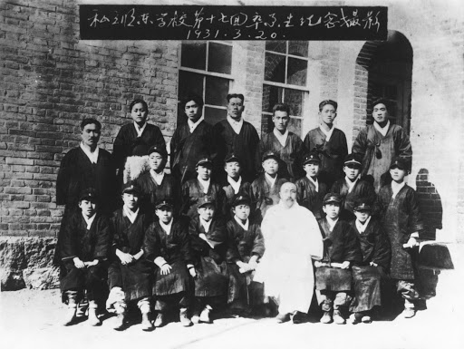 윤동주의 명동소학교 졸업식 사진