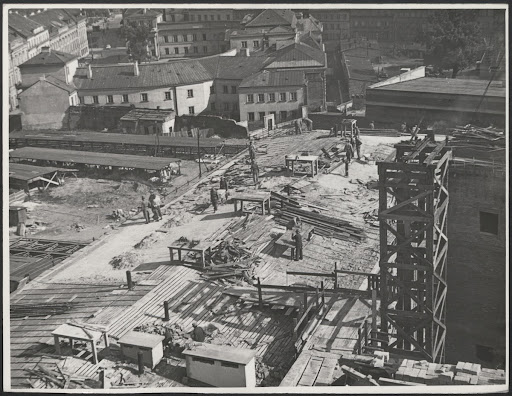 Fotografie z realizacji odbudowy Teatru Wielkiego ze zniszczeń wojennych.