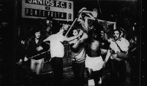 Pelé após jogar pela última vez com a camisa do Santos