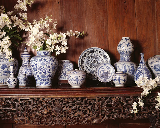 A collection of blue-and-white
